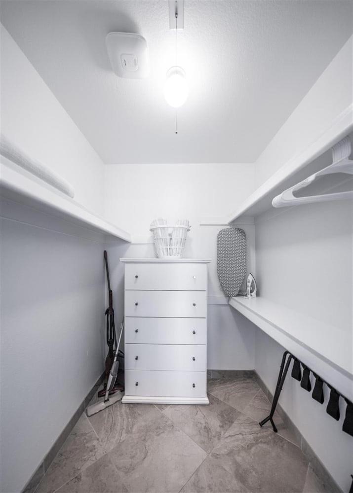 113-fully Furnished 1br Suite-prime Location